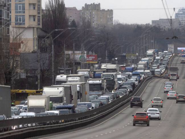 Rutas de salida desde la ciudad de Kiev colapsan ante intentos de huída