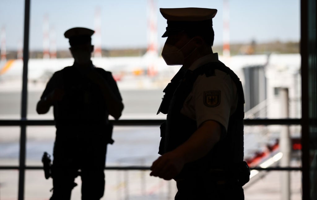 Oficiales de policía custodian el tránsito en el aeropuerto de Hamburgo