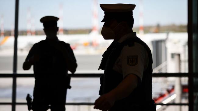 Oficiales de policía custodian el tránsito en el aeropuerto de Hamburgo