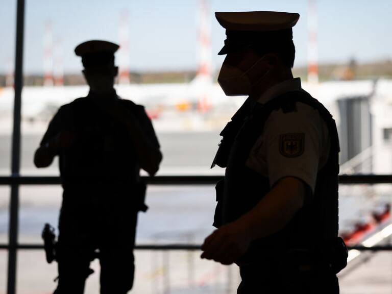 Oficiales de policía custodian el tránsito en el aeropuerto de Hamburgo