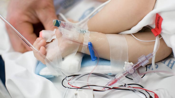 Trasplante fallido mantiene grave a niño de 2 años: recibió un corazón con daños