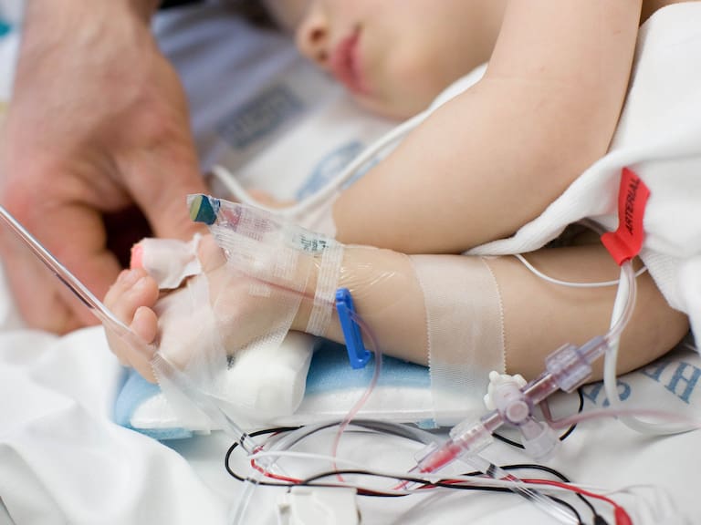 Trasplante fallido mantiene grave a niño de 2 años: recibió un corazón con daños