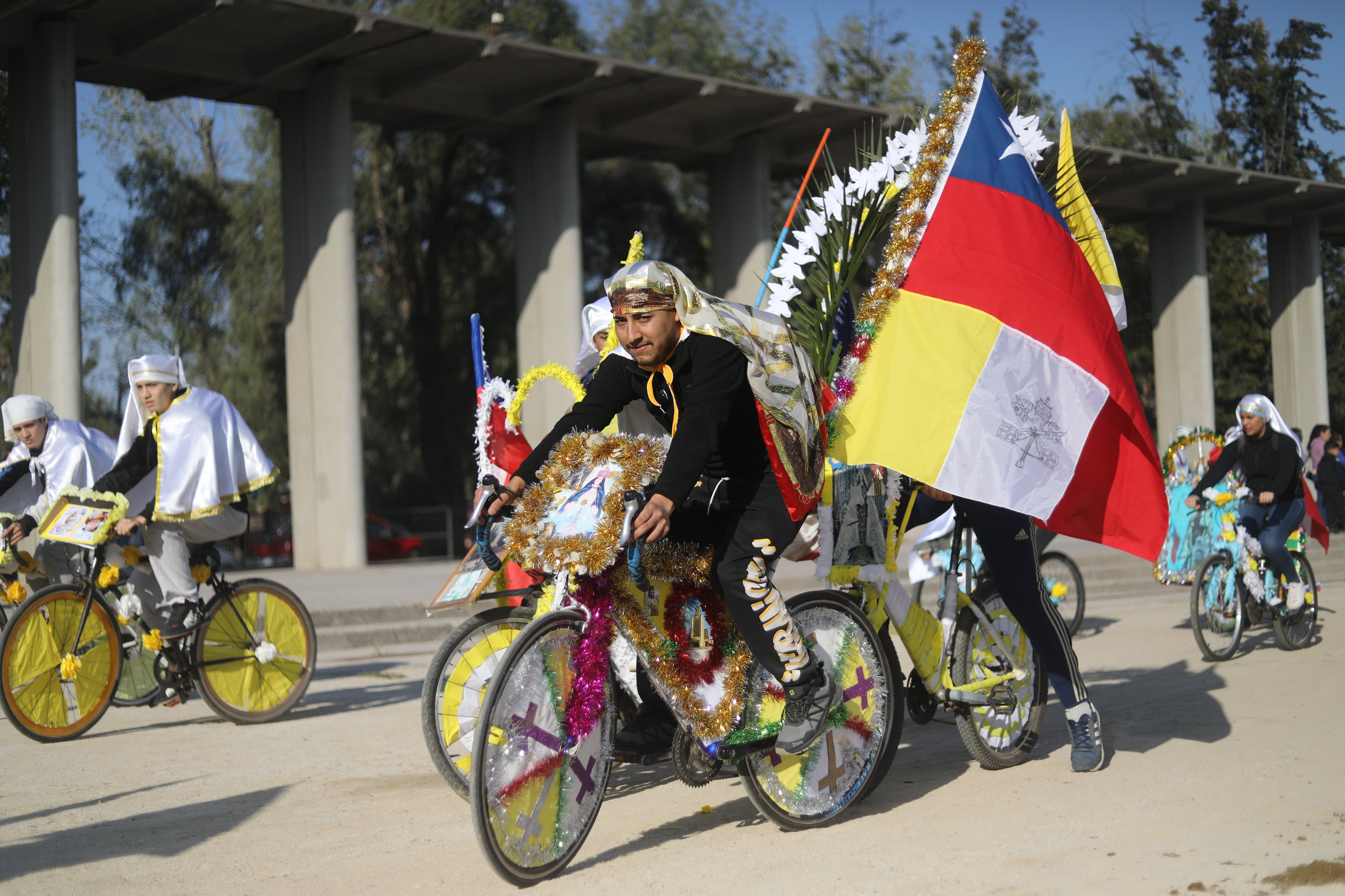 27 de abril de 2025/SANTIAGOEn la comuna de Maipu, se realiza la tradicional fiesta religiosa del Cuasimodo, donde jinetes, carretas, ciclistas y autos adornados, visitaran a los enfermos y le darán su comunión.FOTO: SEBASTIAN BELTRAN GAETE / AGENCIUNO