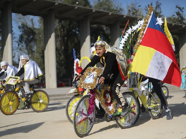 27 de abril de 2025/SANTIAGO
En la comuna de Maipu, se realiza la tradicional fiesta religiosa del Cuasimodo, donde jinetes, carretas, ciclistas y autos adornados, visitaran a los enfermos y le darán su comunión.
FOTO: SEBASTIAN BELTRAN GAETE / AGENCIUNO