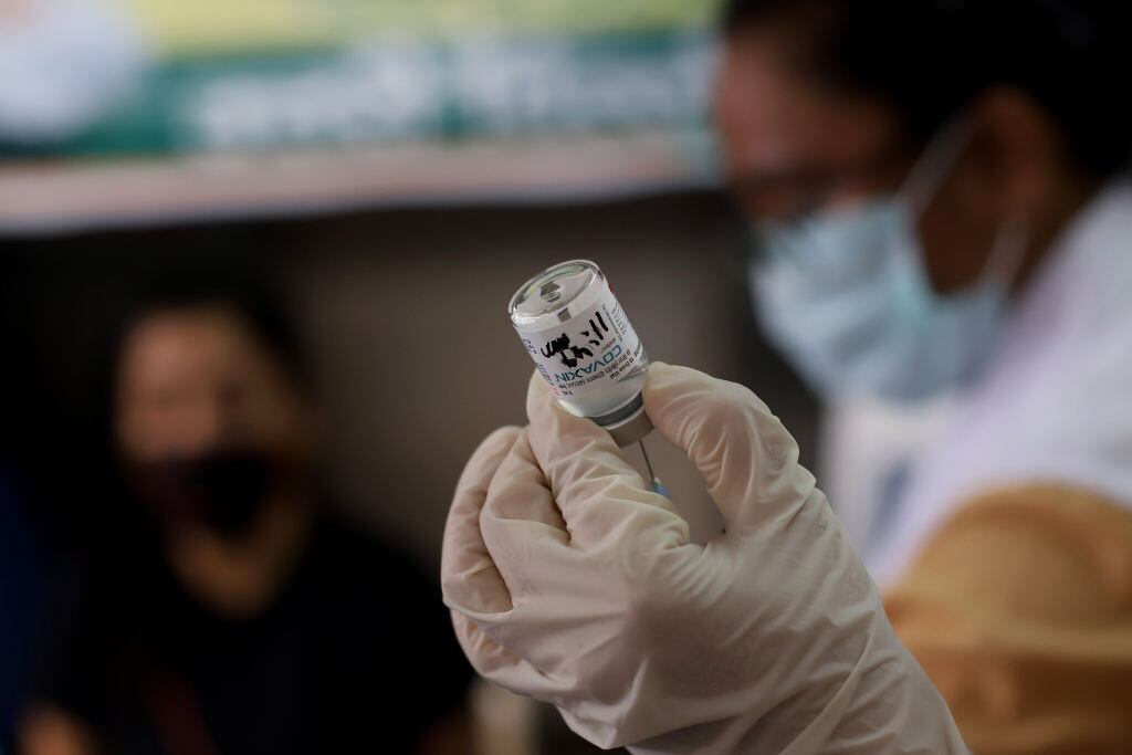 Trabajadora de la salud prepara una dosis de la vacuna Covaxin en Nueva Delhi