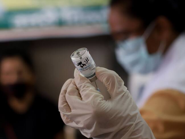 Trabajadora de la salud prepara una dosis de la vacuna Covaxin en Nueva Delhi