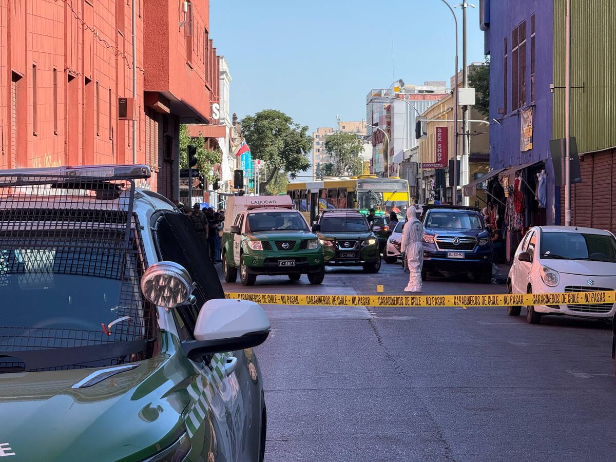Carabinero en día libre frustra robo a su vehículo mientras compraba en pleno centro de Santiago