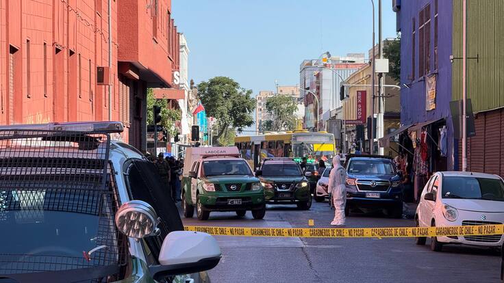 Carabinero en día libre frustra robo a su vehículo mientras compraba en pleno centro de Santiago