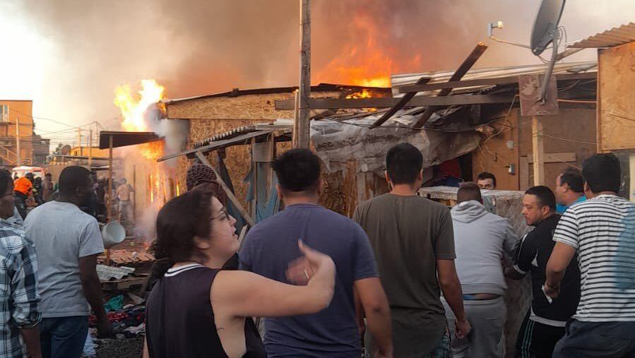 Incendio en campamento de Cerro Navia dejó 94 damnificados