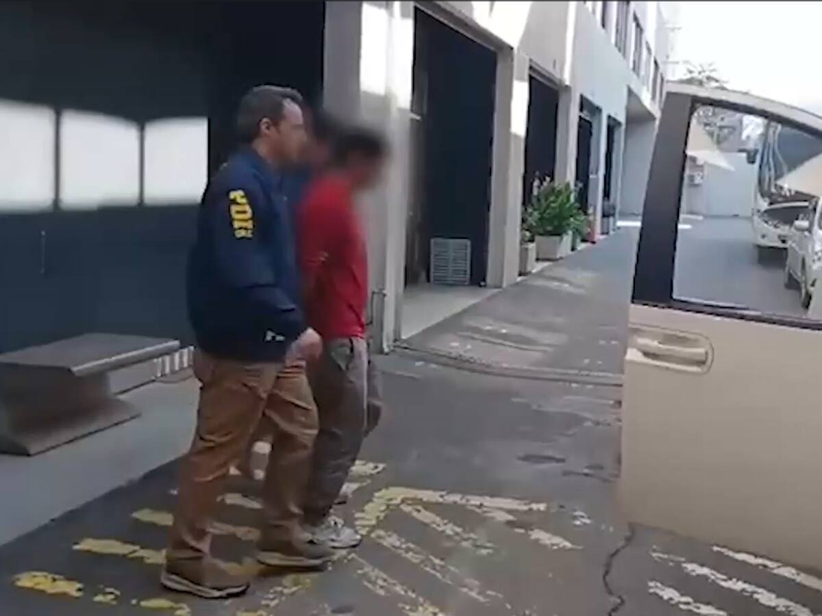 Expulsan a ciudadano argentino detenido por provocar barricadas durante marcha estudiantil en Santiago