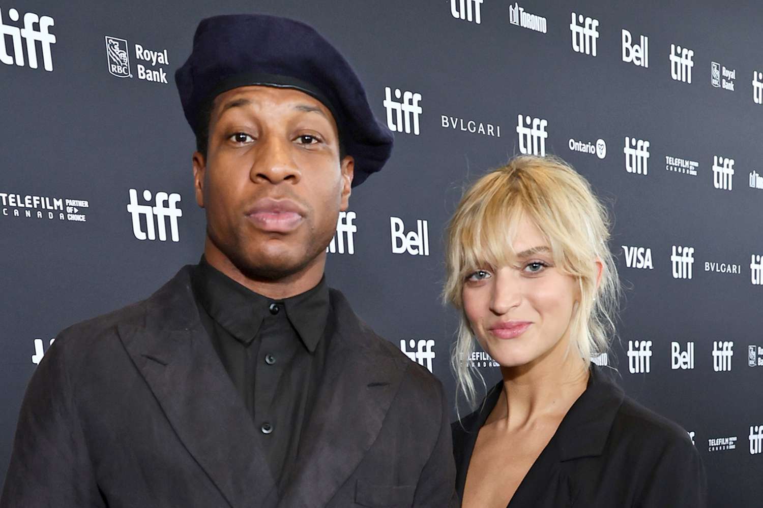 Jonathan Majors y Grace Jabbari