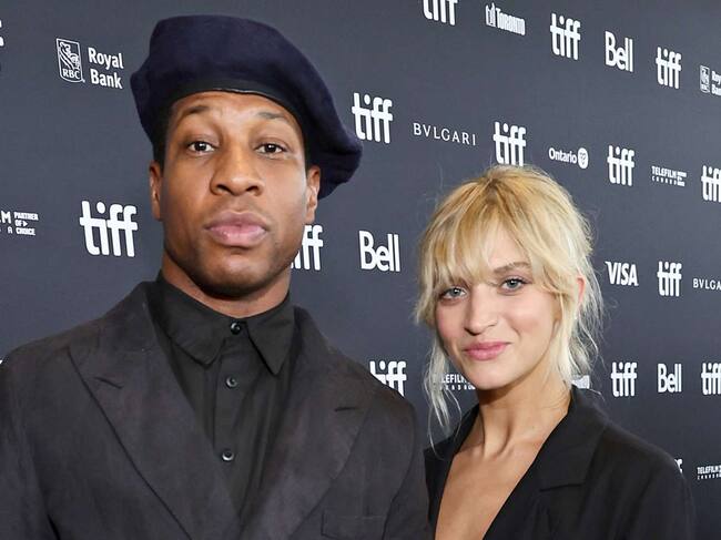 Jonathan Majors y Grace Jabbari