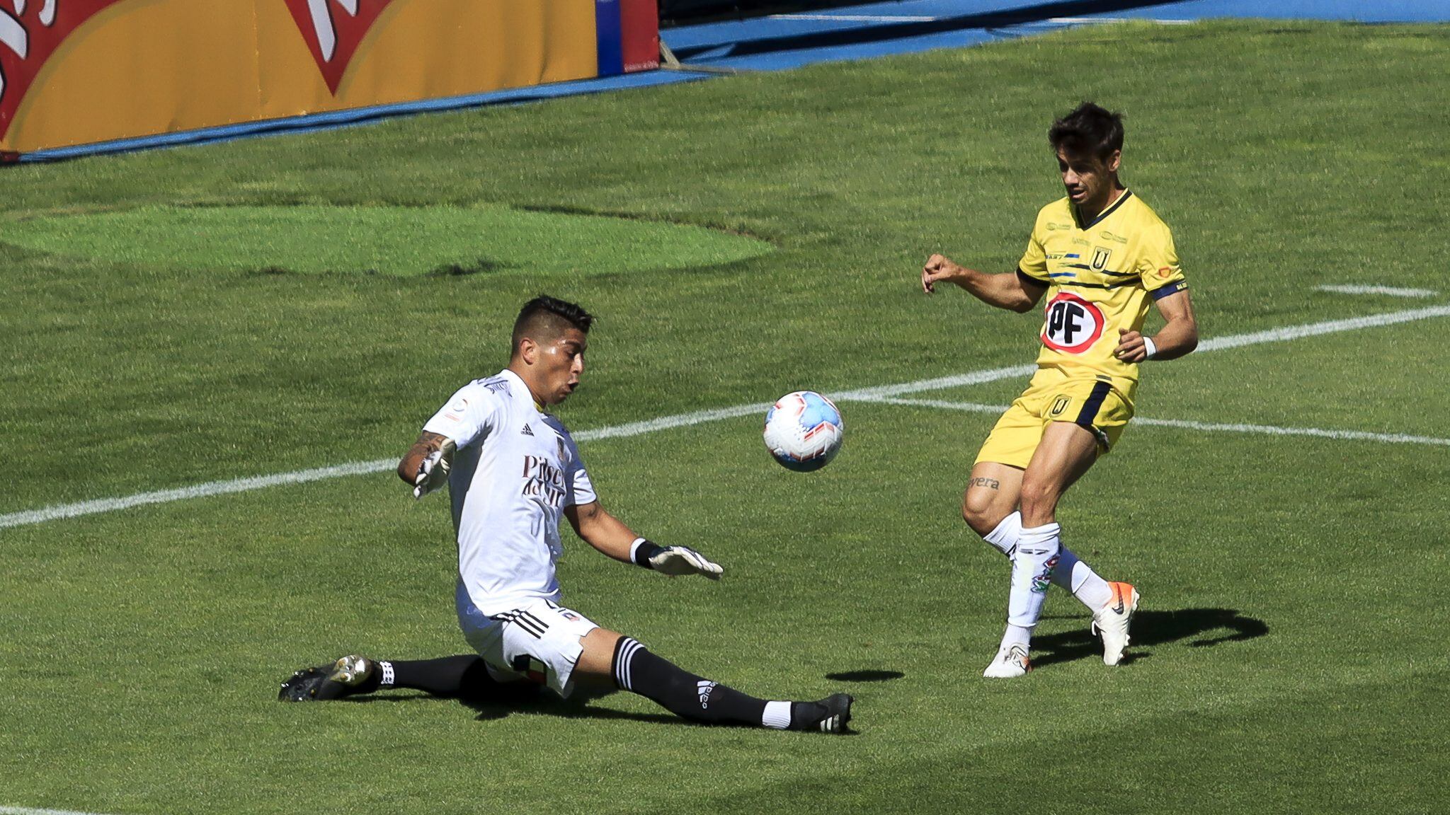 13 DE ENERO DE 2021/CONCEPCIONBrayan Cortes (i) despeja el balon, durante el partido valido por el Campeonato Nacional AFP PlanVital 2020, entre Universidad de Concepcion y Colo Colo, disputado en el Estadio Ester Roa.
FOTO: JUAN ROBERTO PAREDES/AGENCIAUNO
