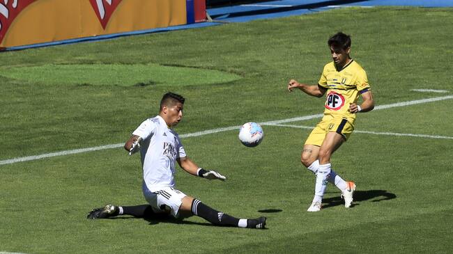13 DE ENERO DE 2021/CONCEPCIONBrayan Cortes (i) despeja el balon, durante el partido valido por el Campeonato Nacional AFP PlanVital 2020, entre Universidad de Concepcion y Colo Colo, disputado en el Estadio Ester Roa.
FOTO: JUAN ROBERTO PAREDES/AGENCIAUNO