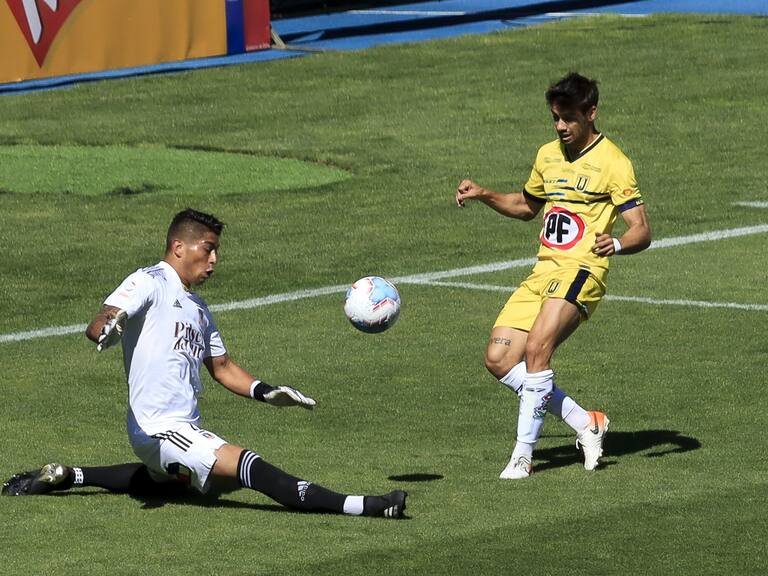 13 DE ENERO DE 2021/CONCEPCIONBrayan Cortes (i) despeja el balon, durante el partido valido por el Campeonato Nacional AFP PlanVital 2020, entre Universidad de Concepcion y Colo Colo, disputado en el Estadio Ester Roa.
FOTO: JUAN ROBERTO PAREDES/AGENCIAUNO