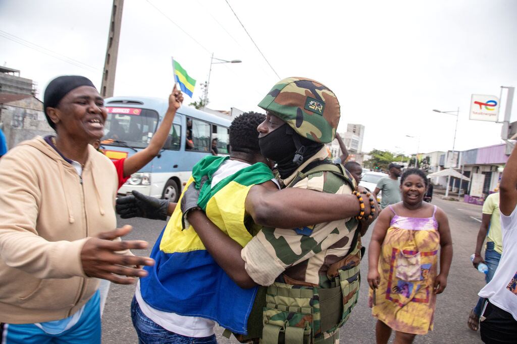 Personas saludan a un militar tras el golpe de Estado en Gabón