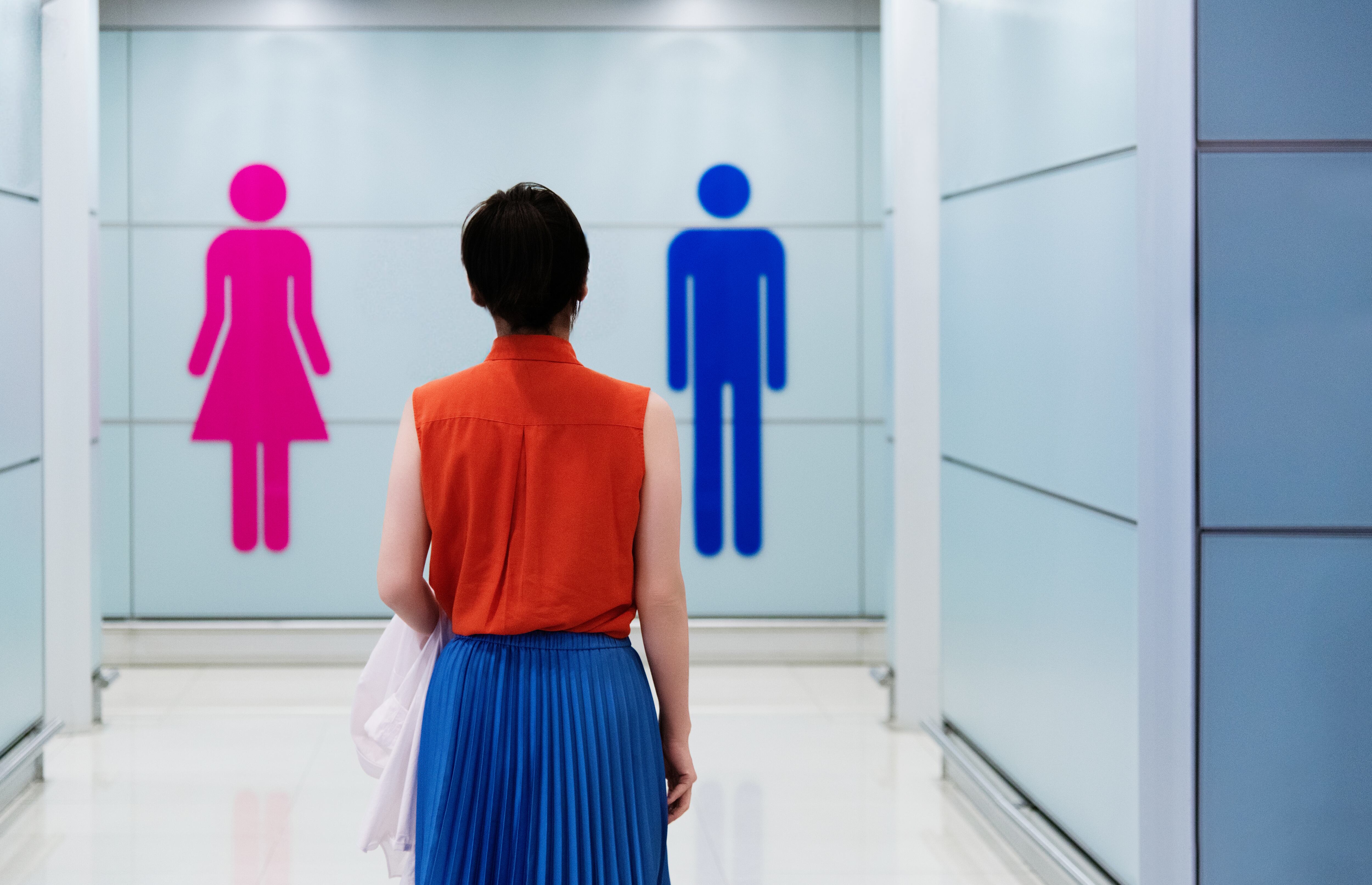 ¿Por qué las mujeres tienen que hacer fila para ir al baño? Estudio reveló la causa principal