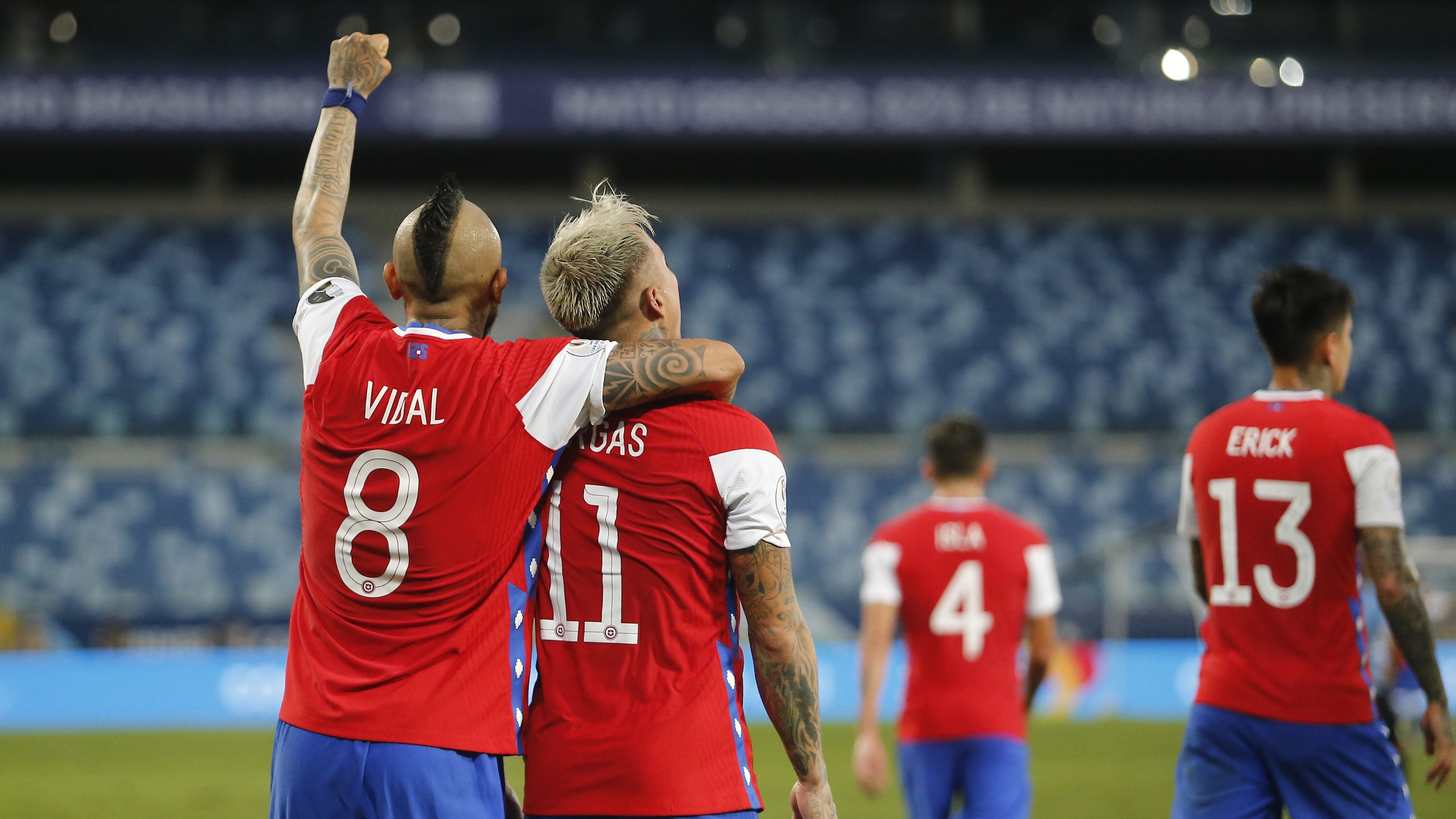 CUIABA, BRAZIL - JUNE 21: Eduardo Vargas (R) of Chile celebrates with teammate Arturo Vidal after scoring the first goal of his team during a group A match between Uruguay and Chile as part of Conmebol Copa America Brazil 2021 at Arena Pantanal on June 21, 2021 in Cuiaba, Brazil. (Photo by Miguel Schincariol/Getty Images)