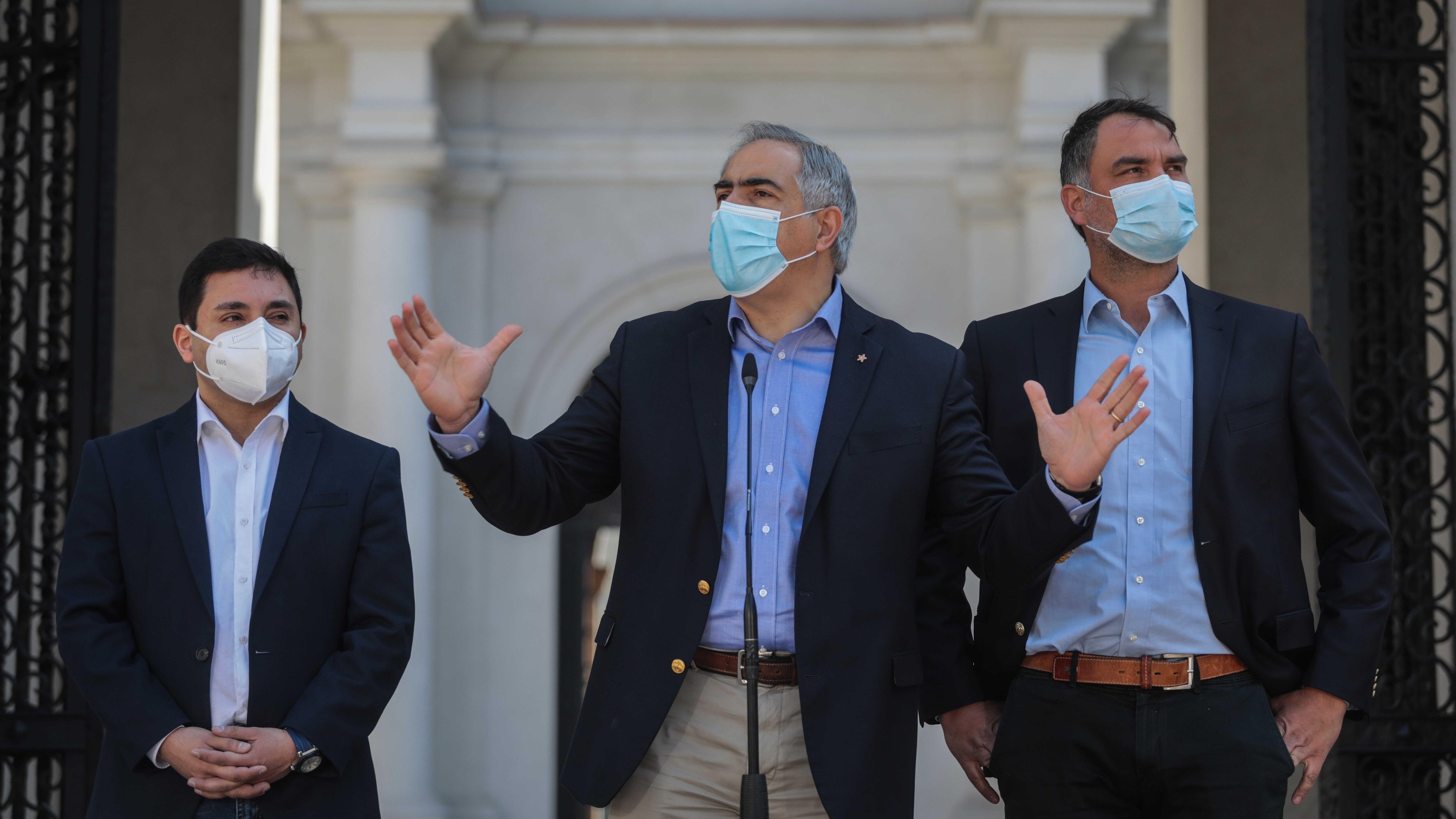 9 de Octubre del 2021/SANTIAGOLos presidentes de Chile Vamos, Javier Macaya (D), presidente de la Unión Demócrata Independiente, Francisco Chahuan (C), presidente de Renovación Nacional, Rodrigo Caramori (I), presidente del Partido Regionalista Independiente, realizan un punto de prensa en el patio de Los Naranjos del Palacio de La Moneda, tras finalizar la reunión con el Presidente de la República.
FOTO: SEBASTIAN BELTRAN GAETE/AGENCIAUNO