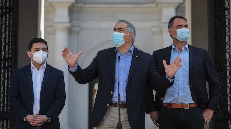 9 de Octubre del 2021/SANTIAGOLos presidentes de Chile Vamos, Javier Macaya (D), presidente de la Unión Demócrata Independiente, Francisco Chahuan (C), presidente de Renovación Nacional, Rodrigo Caramori (I), presidente del Partido Regionalista Independiente, realizan un punto de prensa en el patio de Los Naranjos del Palacio de La Moneda, tras finalizar la reunión con el Presidente de la República.
FOTO: SEBASTIAN BELTRAN GAETE/AGENCIAUNO