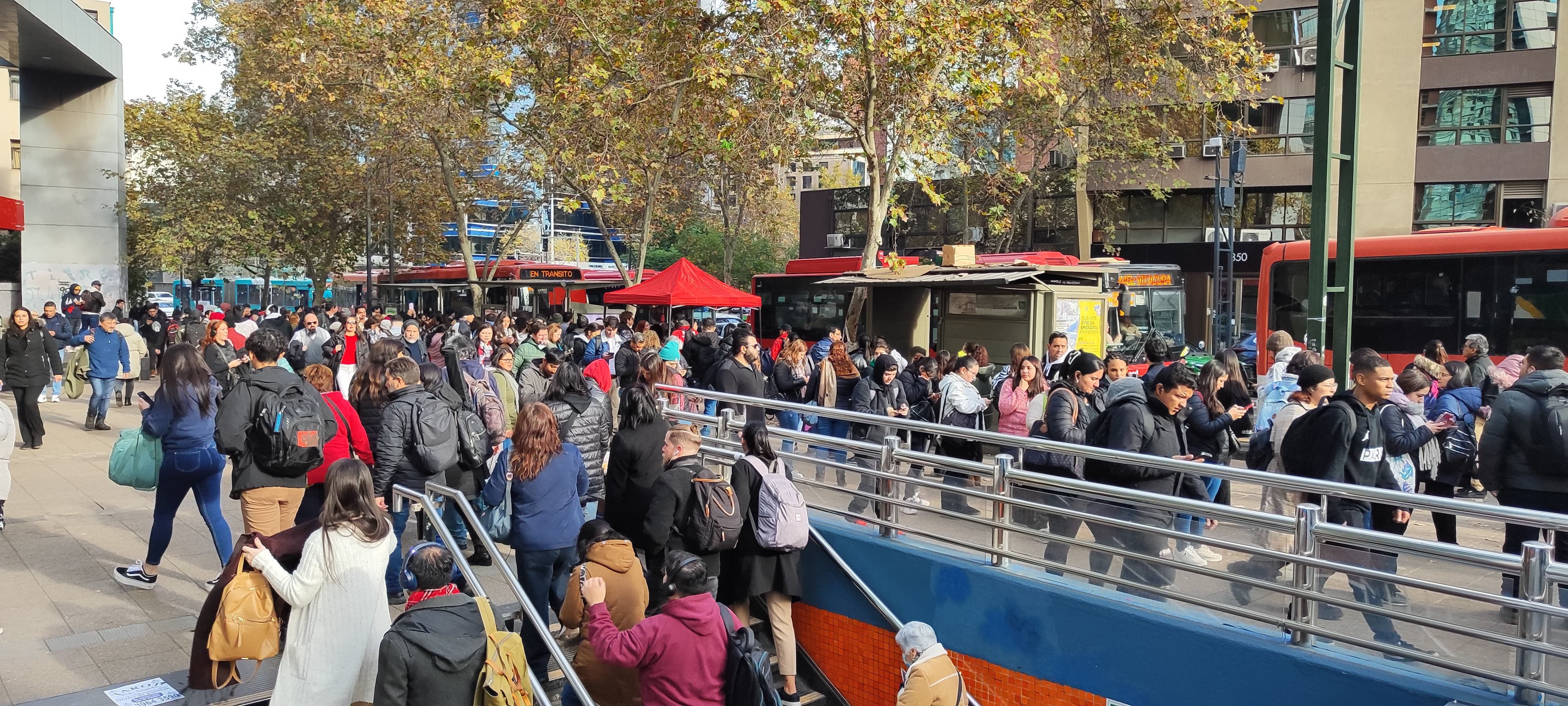 ADN | Las aglomeraciones que se desarrollaron en Santiago, tras el cierre de las estaciones de Metro