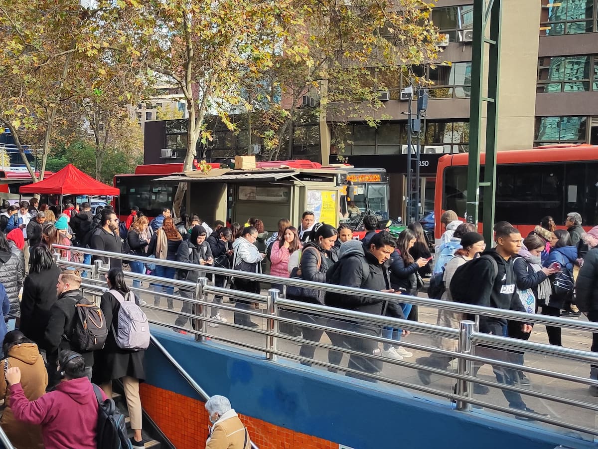 Aglomeraciones se registran en paraderos de buses tras falla en el Metro de Santiago