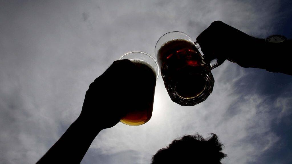 10 de Enero de 2013/SANTIAGODos jovenes levantan sus vasos con cerveza, brindando, en el parque Padre Hurtado de La Reina, en el primer d’a de la cuarta versi—n del "BierFest 2013"
FOTO: HANS SCOTT/AGENCIAUNO