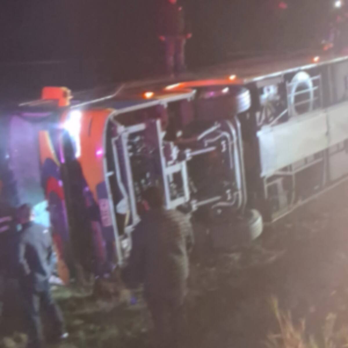 Volcamiento de bus deja 15 heridos en la Ruta 5 Sur, cerca del Salto del Laja