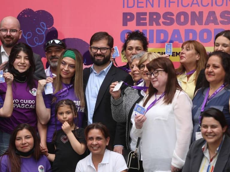 «Cuidar también es trabajar»: Presidente Boric entrega las primeras Credenciales de Personas Cuidadoras