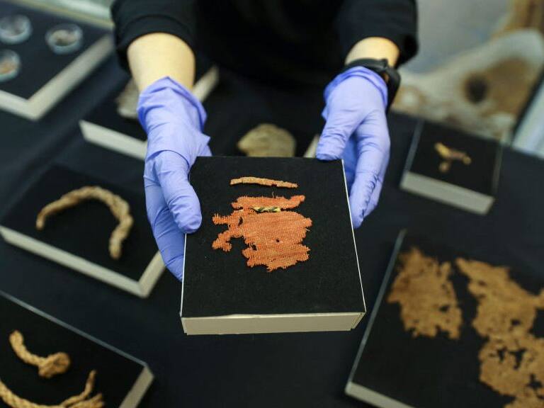 Israel exhibió fragmentos bíblicos hallados en el desierto de Judea: pruebas arrojaron que fueron escritos en el siglo II d. C