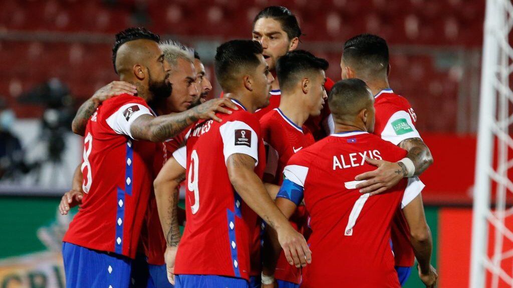 13 de Octubre del 2020/SANTIAGOArturo Vidal(c) celebra su primer gol y el 1 a 1 de Chile ,durante el partido valido por la Fase de Grupos 2/18 por la clasificación de Conmebol para la Copa Mundial de Fútbol Qatar 2022, entre Chile vs Colombia, disputado en el Estadio Nacional.
FOTO:FRANCISCO LONGA/AGENCIAUNO