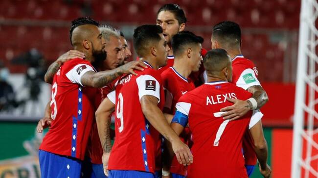 13 de Octubre del 2020/SANTIAGOArturo Vidal(c) celebra su primer gol y el 1 a 1 de Chile ,durante el partido valido por la Fase de Grupos 2/18 por la clasificación de Conmebol para la Copa Mundial de Fútbol Qatar 2022, entre Chile vs Colombia, disputado en el Estadio Nacional.
FOTO:FRANCISCO LONGA/AGENCIAUNO
