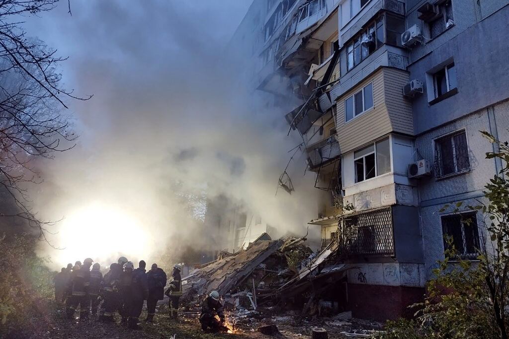 Rescatistas trabajan en un incendio provocado por el bombardeo en Zaporiyia