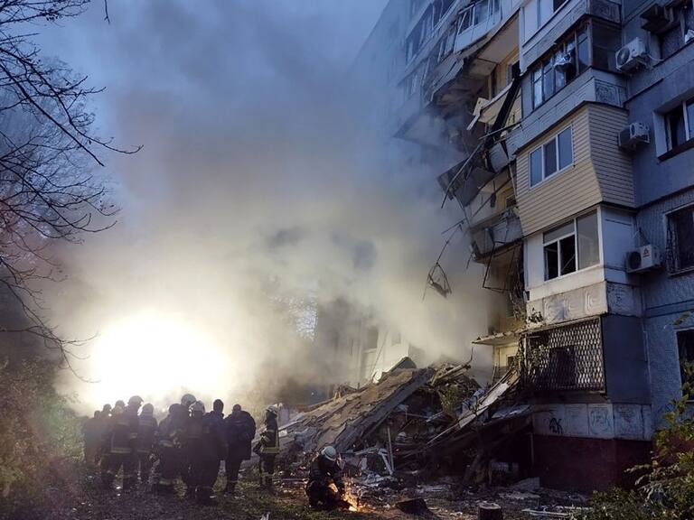 Rescatistas trabajan en un incendio provocado por el bombardeo en Zaporiyia