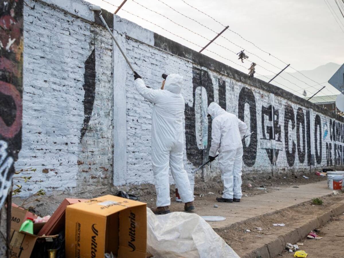 Peñalolén borra murales de barras bravas en eje Grecia: alcalde apunta a “control territorial” y violencia