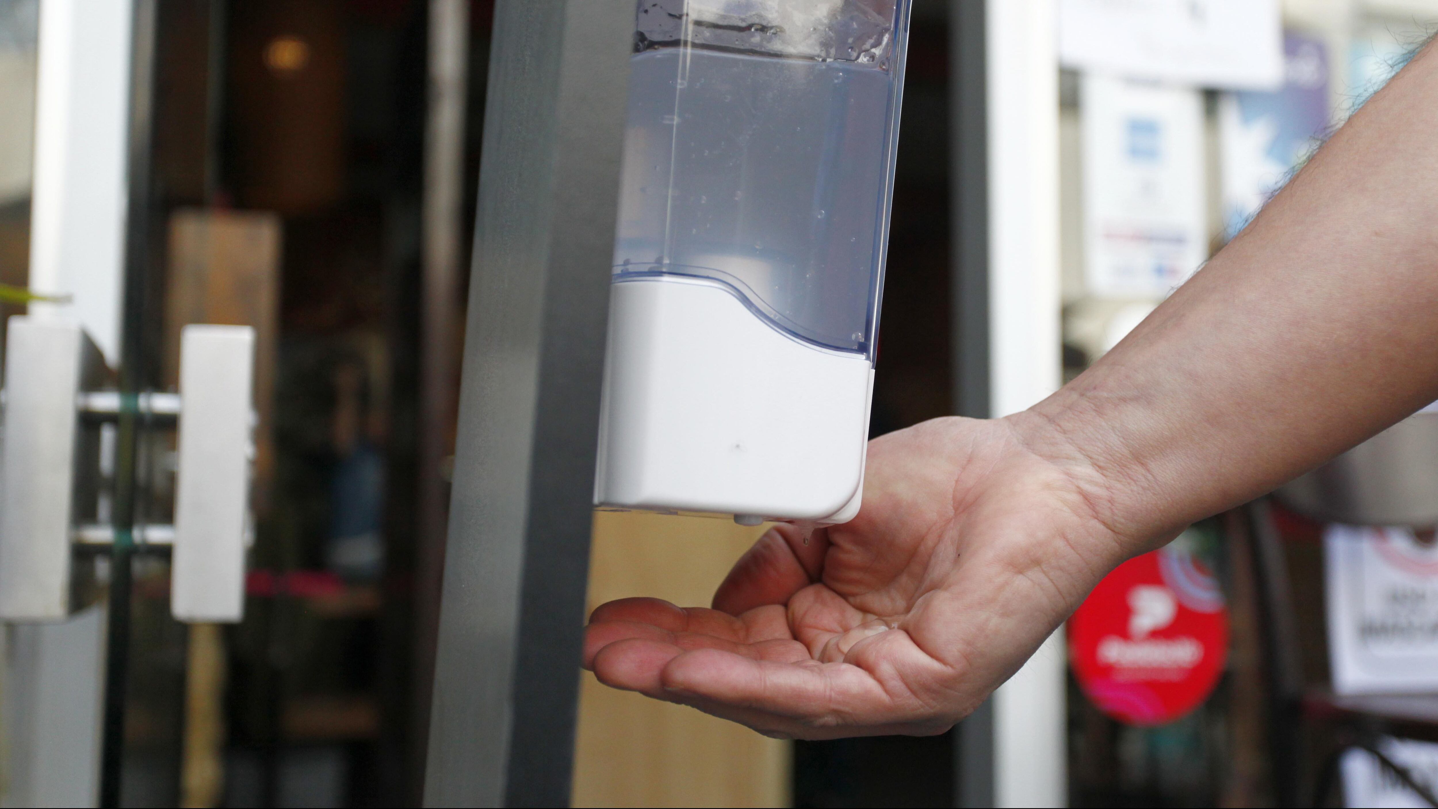 02 de Septiembre de 2020/SANTIAGOUn cliente lava sus manos el alcohol gel, durante la nueva forma de atender a publico abren sus puertas los restaurant del Barrio de Ñuñoa
FOTO: MAURICIO MENDEZ/AGENCIAUNO