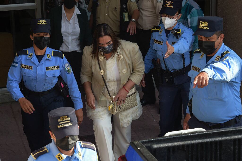 Rosa Elena Bonilla sale de los tribunales de justicia de Tegucigalpa en Honduras