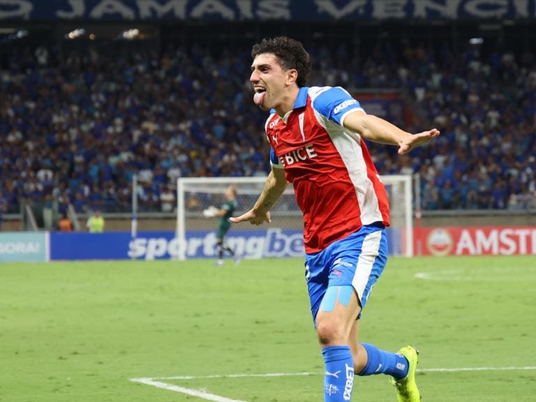 El impecable cabezazo de Justo Giani para poner a la UC en ventaja ante Cruzeiro