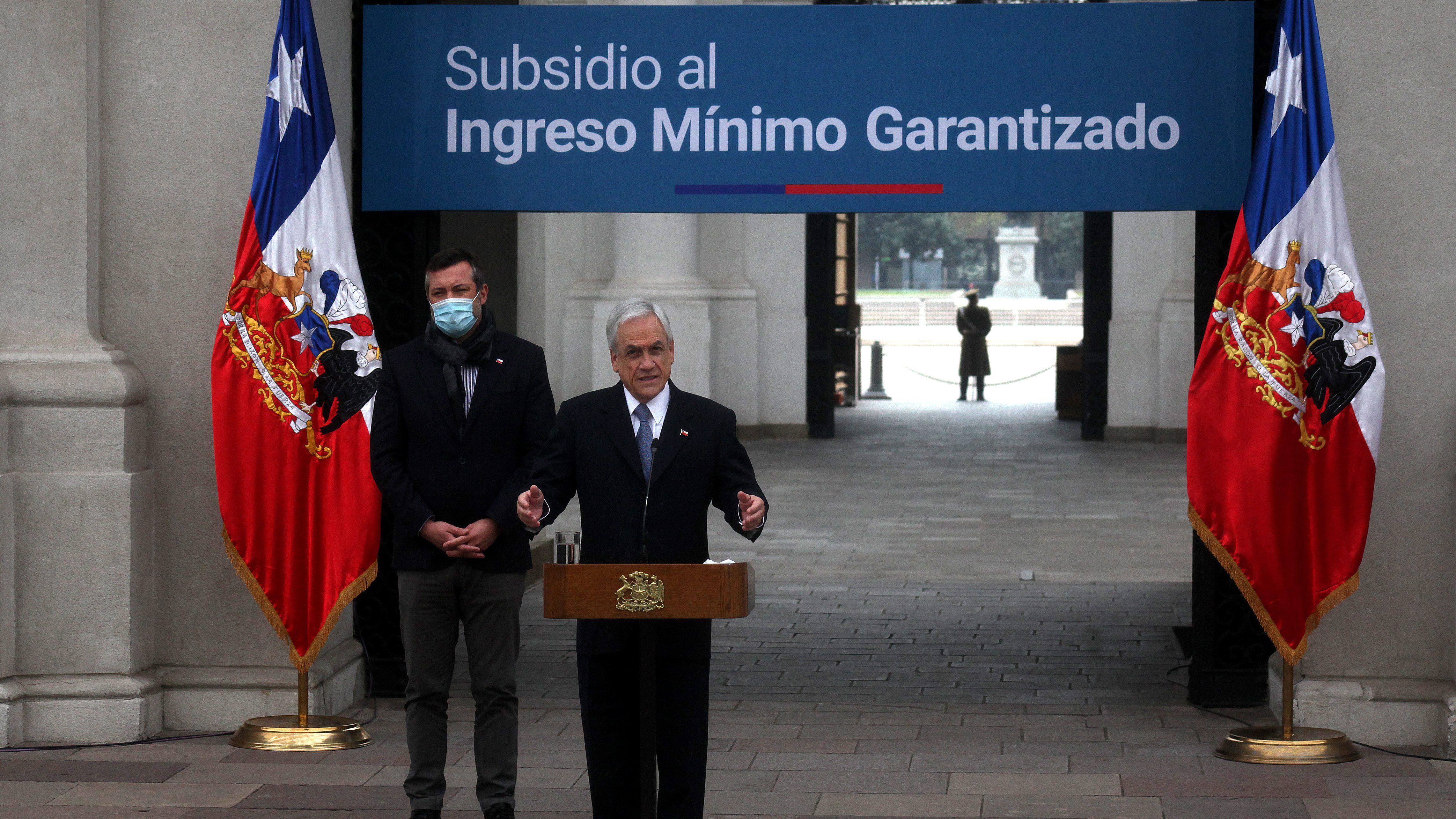 29 de Mayo de 2020/SANTIAGO 
El Presidente Sebastián Piñera, junto al ministro de Desarrollo Social, Sebastián Sichel, anuncia pago del Subsidio al Ingreso Mínimo Garantizado que beneficiará a cerca de 700 mil trabajadores del país, en el Palacio de La Moneda, Santiago.
FOTO: AILEN DIAZ/AGENCIAUNO