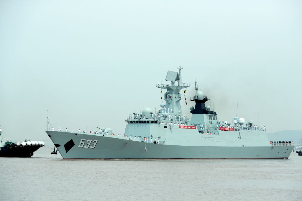 Fragata Nantong (Hull 533) realiza ejercicios militares cerca de Zhoushan