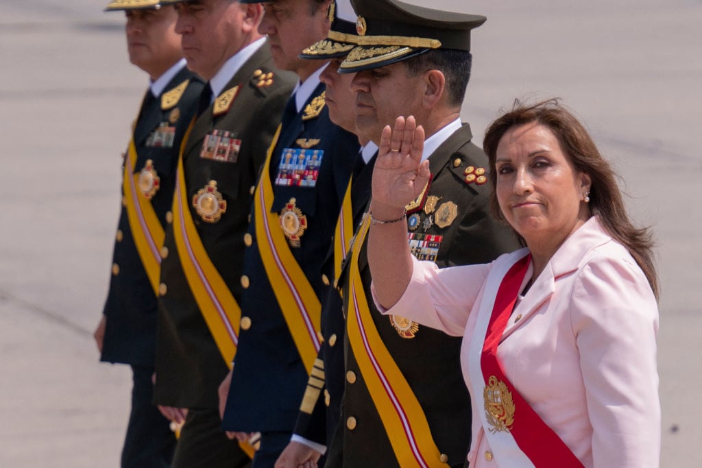 La presidenta interina del Perú, Dina Boluarte, el día de las fuerzas armadas