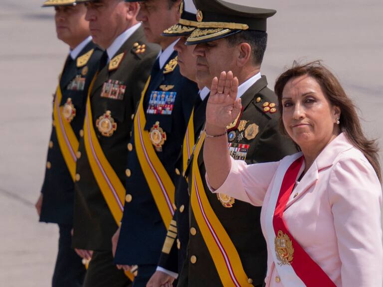 La presidenta interina del Perú, Dina Boluarte, el día de las fuerzas armadas