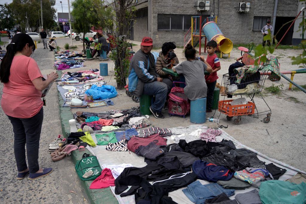 Venta de ropa usada en una calle de Villa Fiorito en Argentina