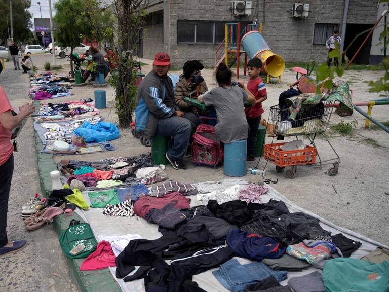 Venta de ropa usada en una calle de Villa Fiorito en Argentina