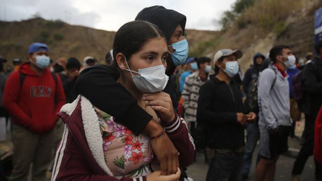 Migrantes hondureños observan la imposibilidad de avanzar hacia México