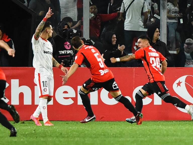 RESUMEN | Con polémica, Colo Colo goleó a Unión La Calera y avanzó a las semis de Copa Chile