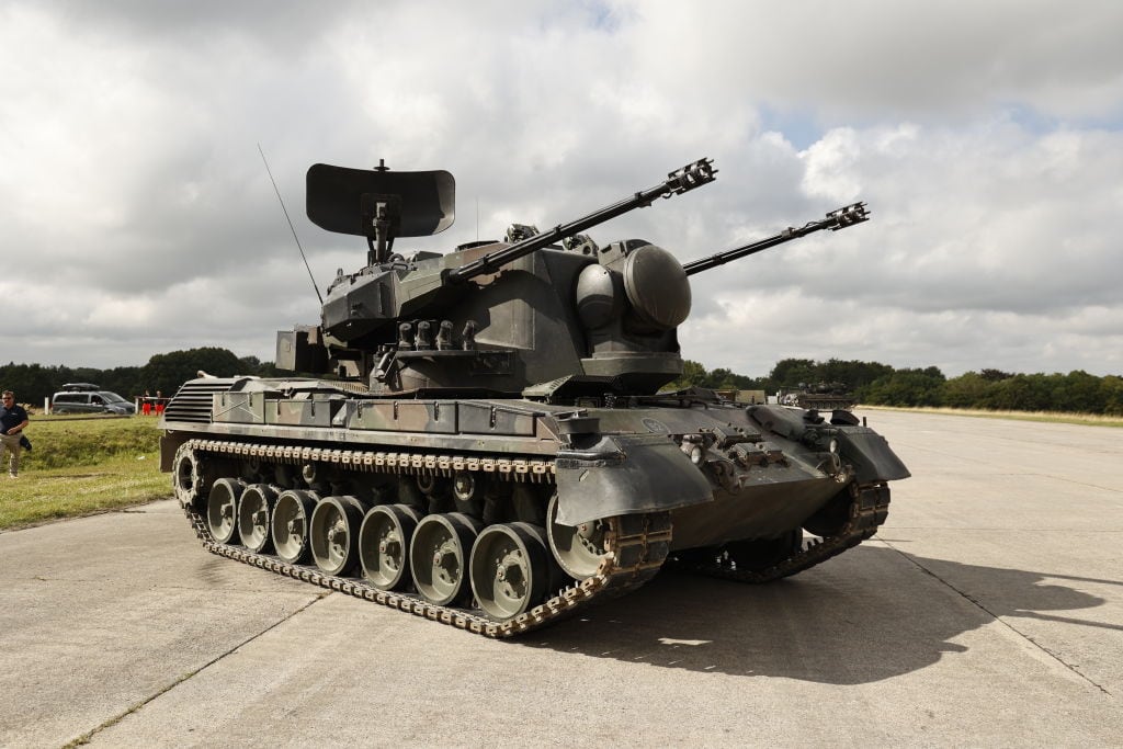 El tanque antiaéreo Gepard es exhibido en un recinto militar de Oldenburg en Alemania