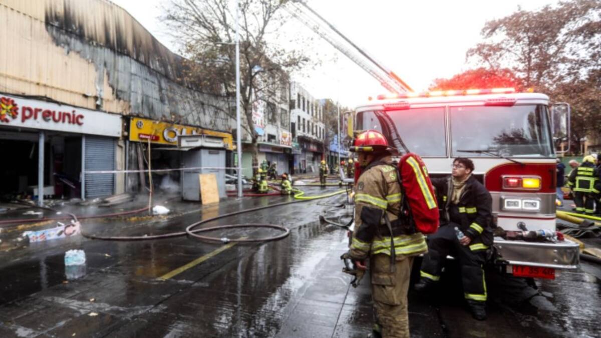 Voraz incendio afecta locales comerciales en Estación Central: reportan corte total de tránsito en la Alameda