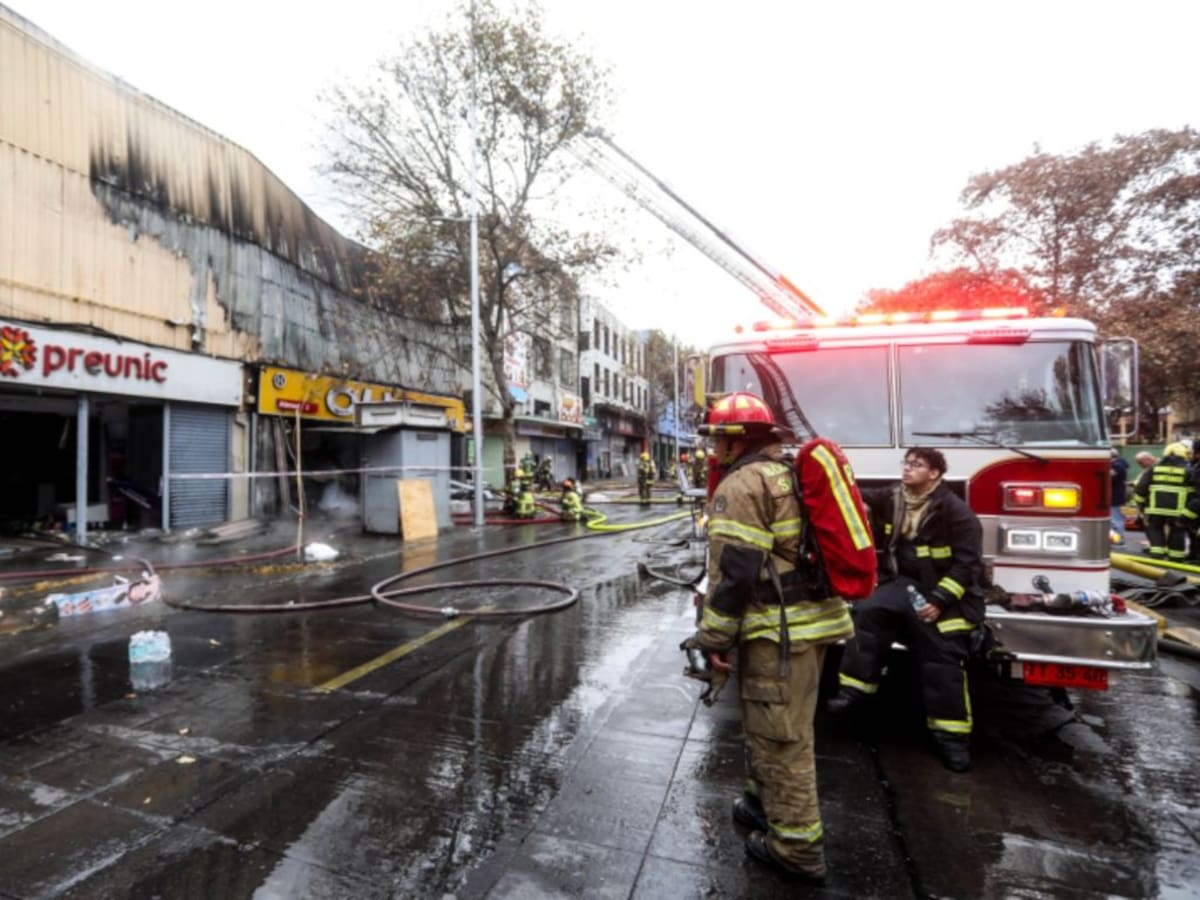 Voraz incendio afecta locales comerciales en Estación Central: reportan corte total de tránsito en la Alameda