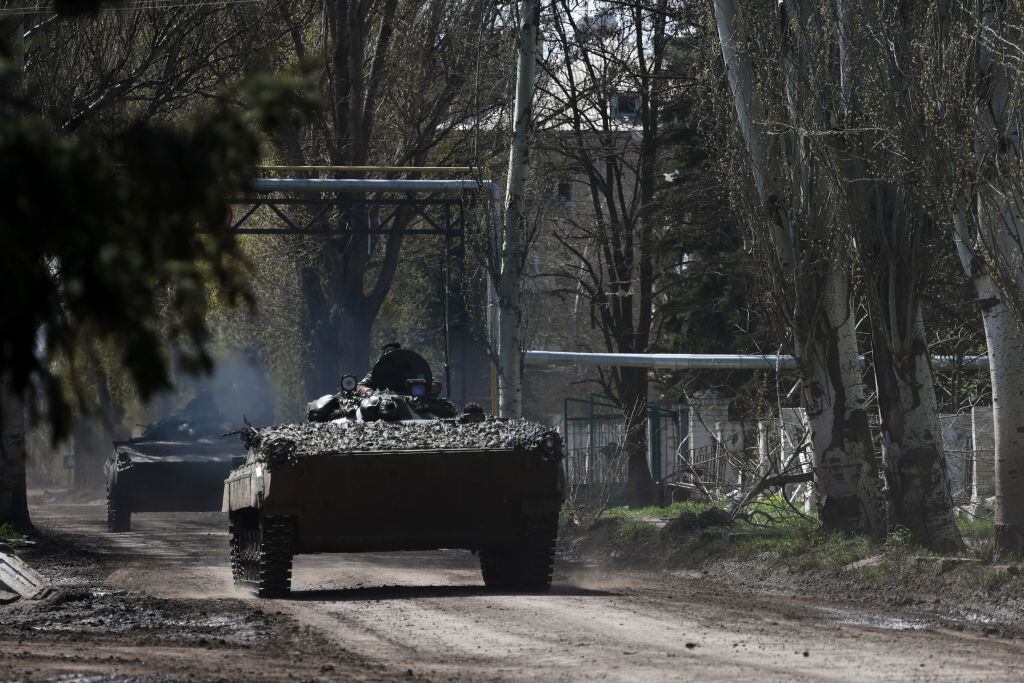 Un vehículo de combate de Ucrania avanza por la región de Donetsk